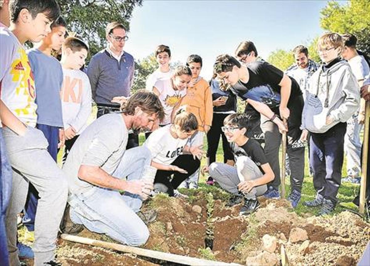 Estudiantes de ESO inician en el campo de golf la siembra de encinas