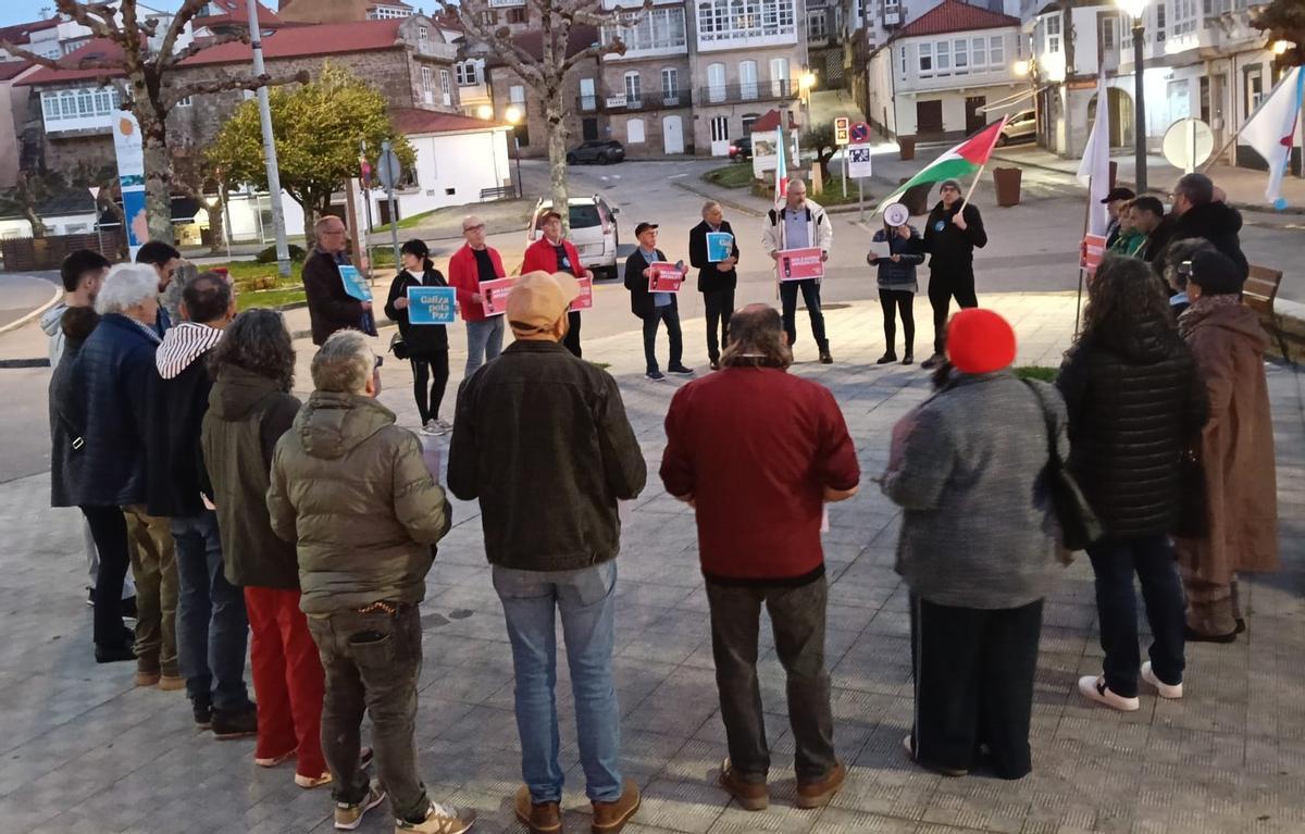 Concentración en Corcubión en favor da paz e para rexeitar a guerra.