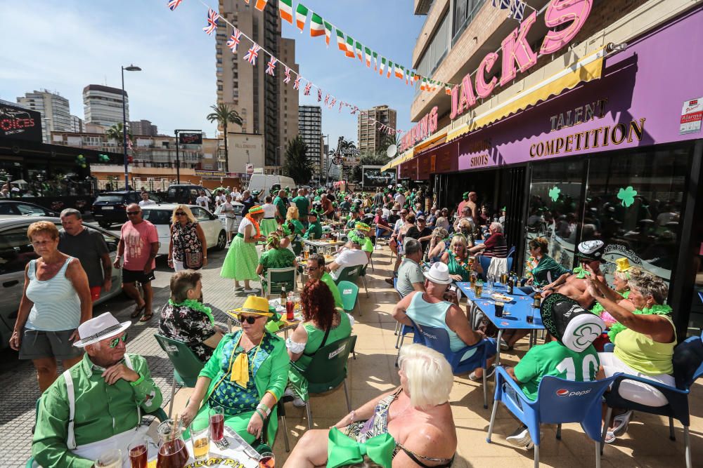 Cientos de turistas y vecinos celebran la fiesta nacional irlandesa y tiñen las calles de verde