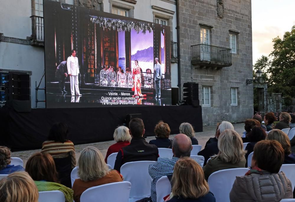 La emisión de la ópera al aire libre, impulsada por FARO DE VIGO con la colaboración del Concello, llenó el pazo de Castrelos