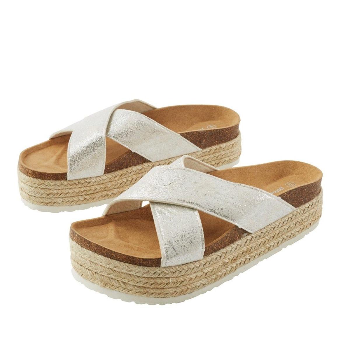 Sandalias plateadas (precio: 25,99 euros)