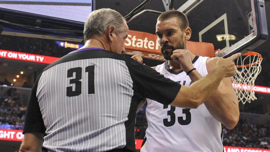 Marc Gasol protesta ante un árbitro