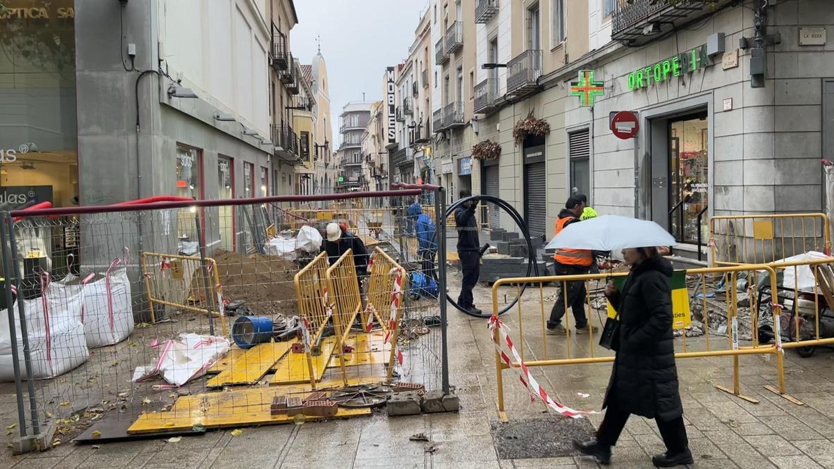 El tramo final de las obras de urbanización de la calle Sant Josep de Mataró, cortada al paso de peatones