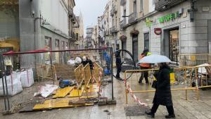 El tramo final de las obras de urbanización de la calle Sant Josep de Mataró, cortada al paso de peatones