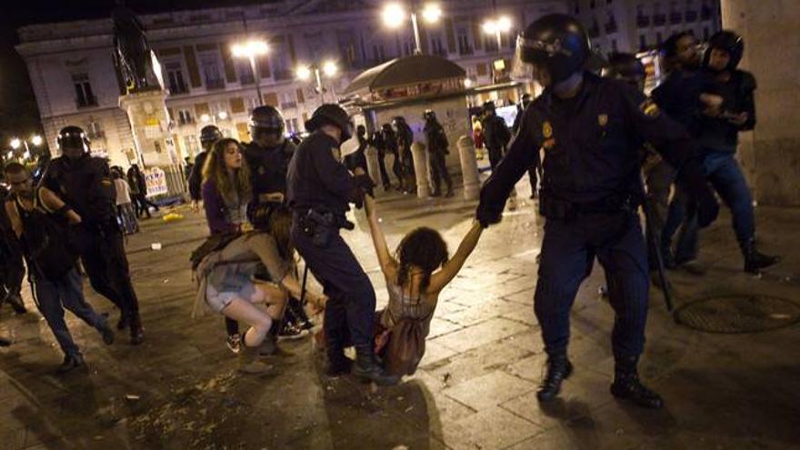 La policía desaloja a los indignados de Sol a las 5 de la madrugada