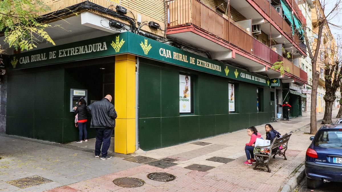 Entrada desde la calle a una de las oficinas de Caja Rural de Extremadura.