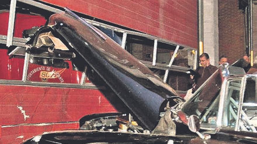 El coche del rey Gaspar  choca contra el parque de bomberos de Alicante