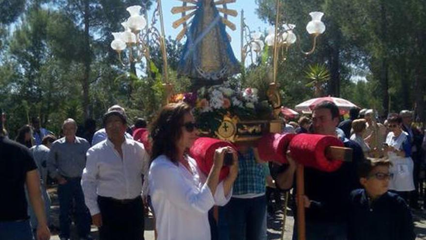 Decenas de argentinos rinden tributo  a la Virgen de Luján en Pedralba