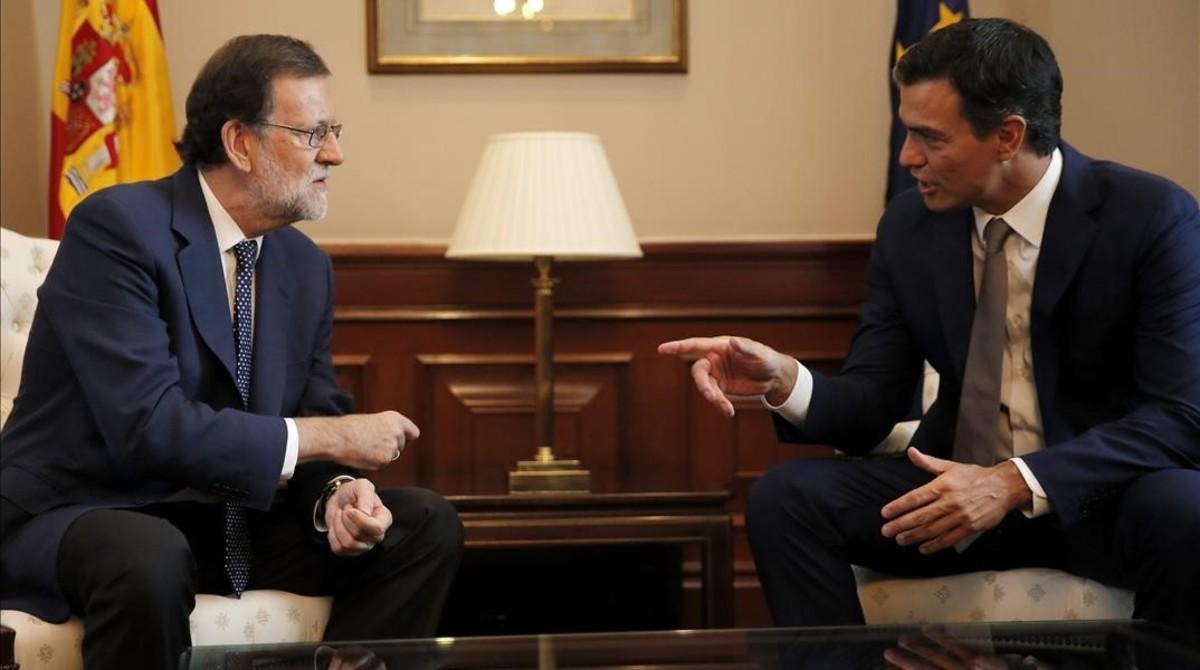 Mariano Rajoy y Pedro Sánchez, reunidos este lunes en el Congreso.