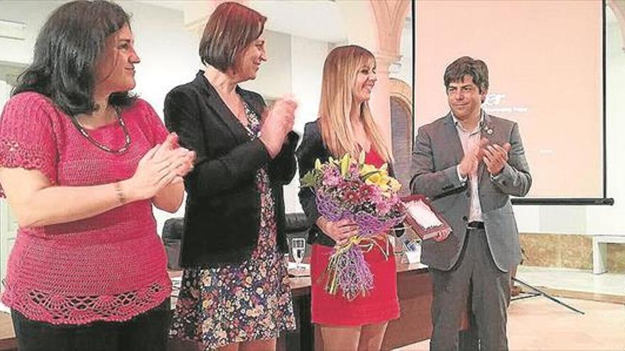 PREMIAN a Lourdes Cobos por ayudar a «visibilizar» el papel de la mujer en el fútbol