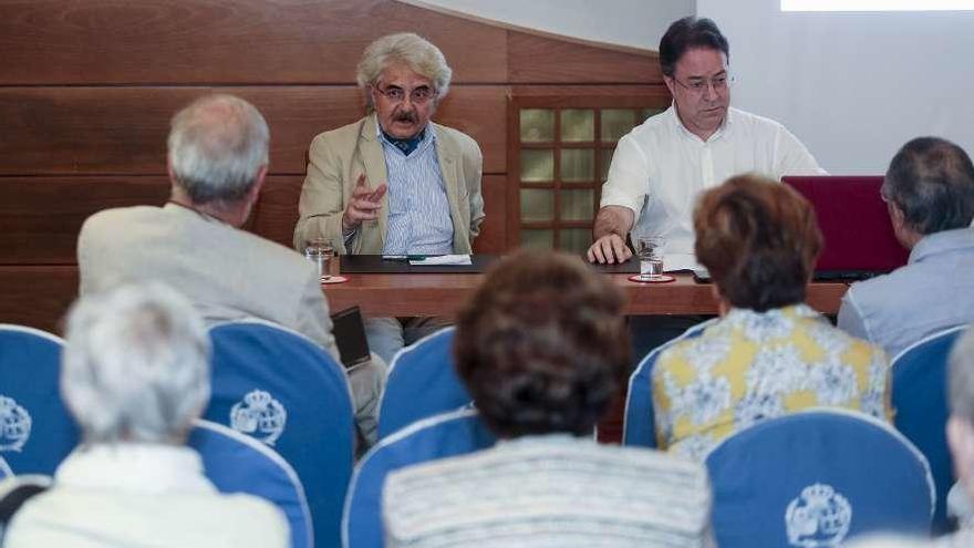 Al fondo, en la mesa, Lluis Xabel Álvarez, a la izquierda, y Luis Feás, en el homenaje a Orlando Pelayo.