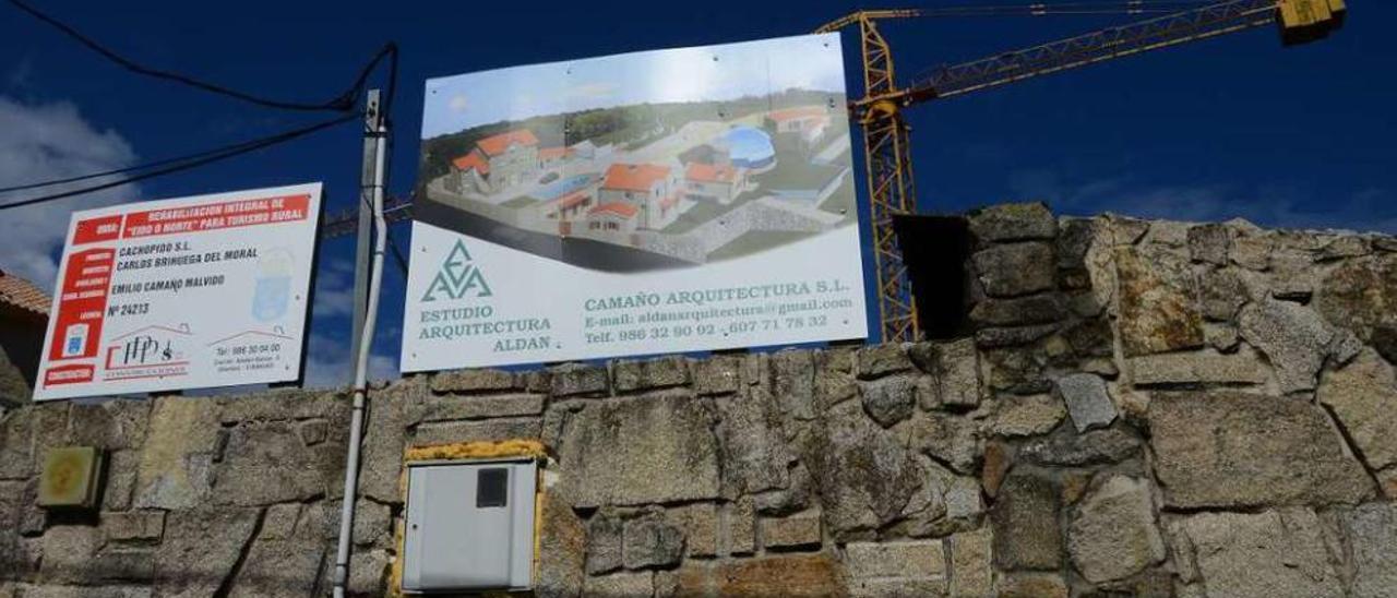 Carteles de obra y grúa ya están colocados y los trabajos han comenzado en la finca. // G.Núñez