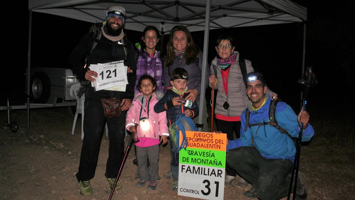 ‘Siguiendo tus pasos’, uno de los grupos que participaban en la Travesía nocturna de montaña en la modalidad familiar, en el control 31 de la prueba.