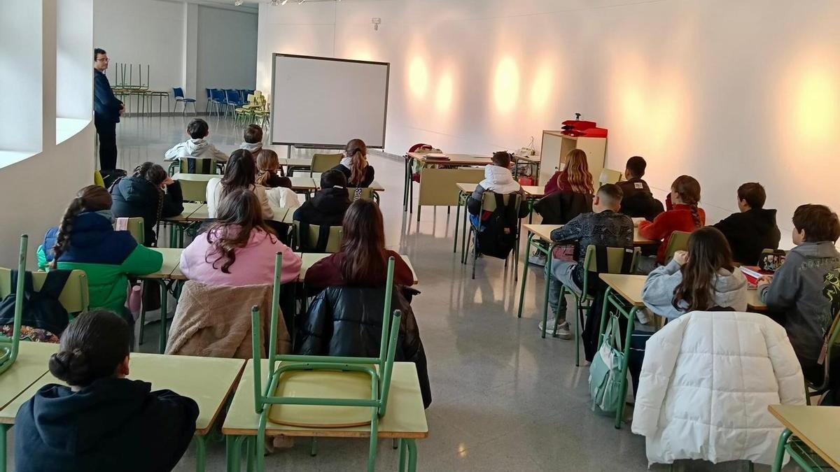 Alumnos del Rafael Altamira, en una zona habilitada en la Casa de Cultura de El Campello