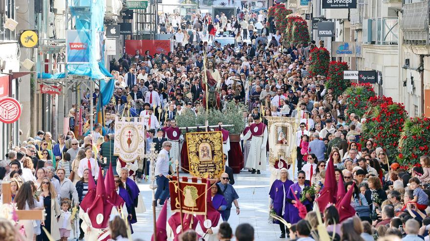 Cientos de fieles acompañan a la &#039;Borriquita&#039; y bendicen sus ramos en Vigo