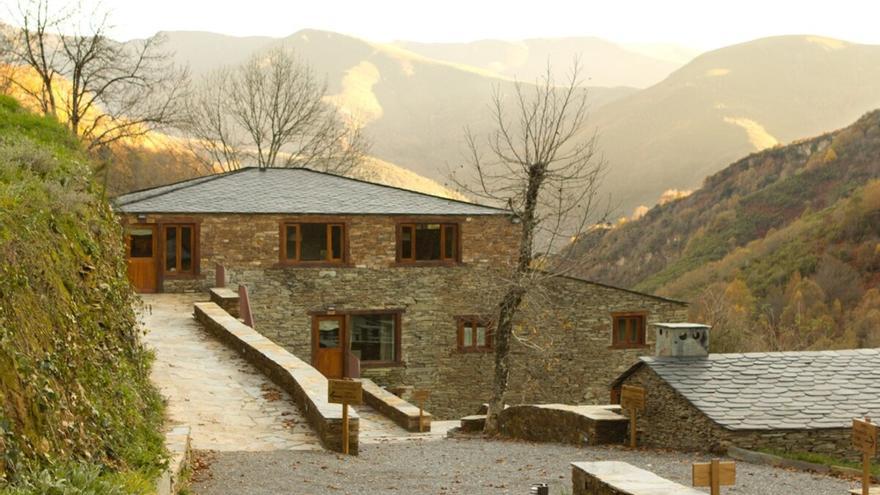 Así es el paraíso oculto entre las montañas gallegas: la aldea más escondida tiene alojamientos exclusivos y está a dos horas de Santiago