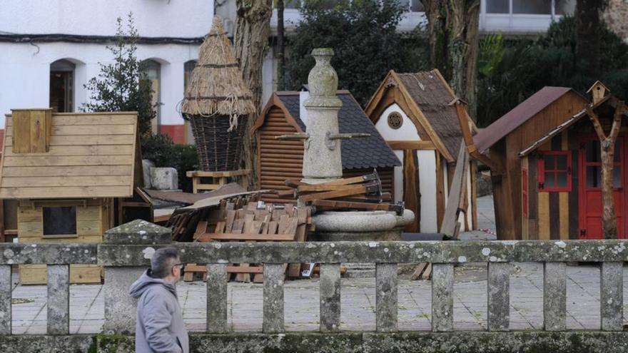 Lalín prepara sus Aldeas de Nadal y un pino preside la Praza do Concello de A Estrada | BERNABÉ/JAVIER LALÍN/CEDIDA