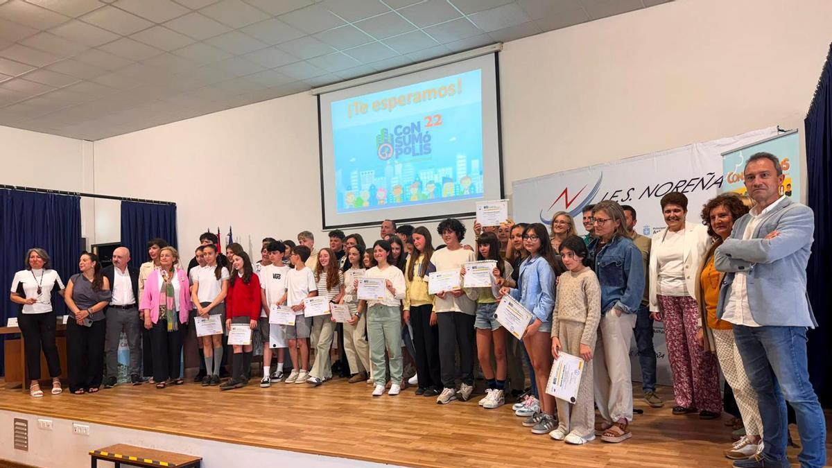 Foto de familia de ganadores y autoridades