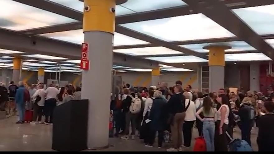 Lange Warteschlangen an der Sicherheitskontrolle am Flughafen Mallorca am Donnerstag, 4. April.