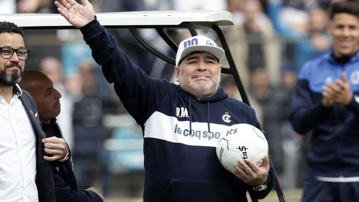 La hinchada de Gimnasia, con Maradona en estos delicados momentos