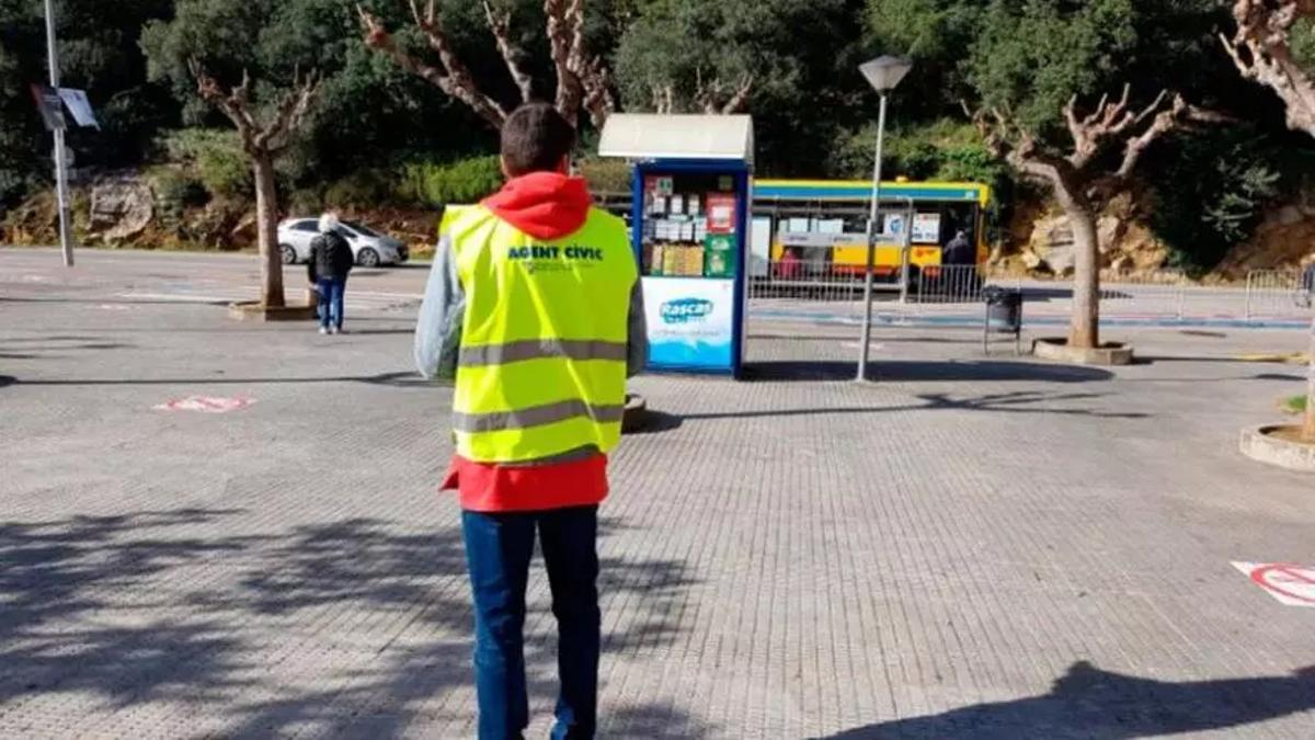 Un penat fa treballs en benefici de la comunitat com a agent cívic a l’exterior del Trueta, en una foto d'arxiu.