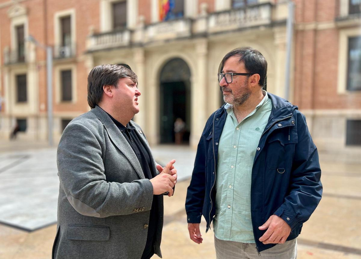 Vicent Granel y David Guardiola, en la plaza de les Aules de Castelló.