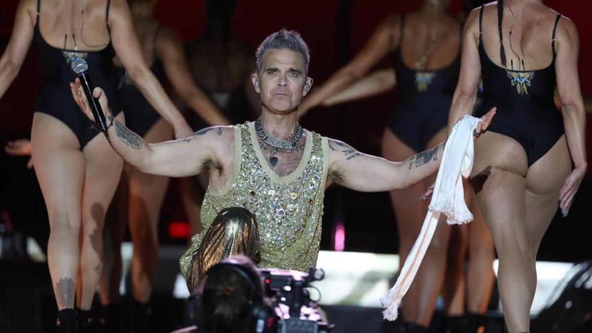 Robbie Williams comenzó su actuación con dos clásicos: 'Hey Wow Yeah Yeah' y 'Let Me Entertein You'.