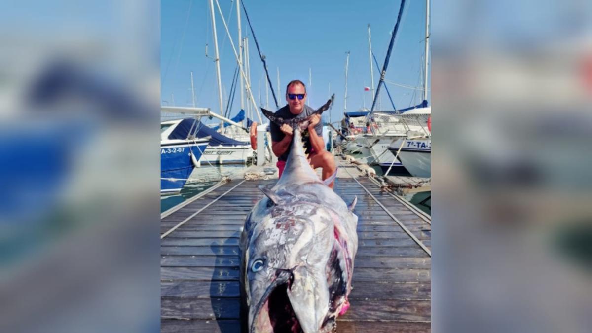 El aficionado, Miguel Ángel Serrano posa con la increíble captura de atún rojo en Burriana.