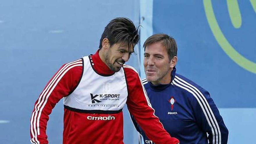 Berizzo arenga a Nolito en un reciente entrenamiento. // Marta G. Brea