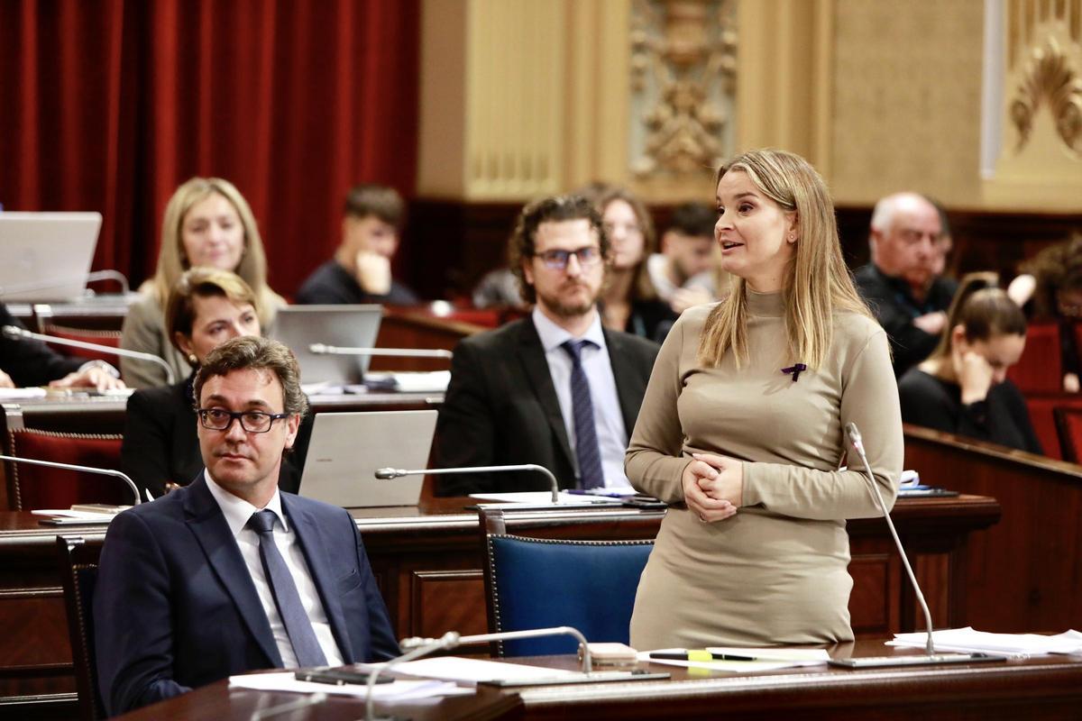 La presidenta del Govern, Marga Prohens, junto al vicepresidente y conseller de Economía, Antoni Costa