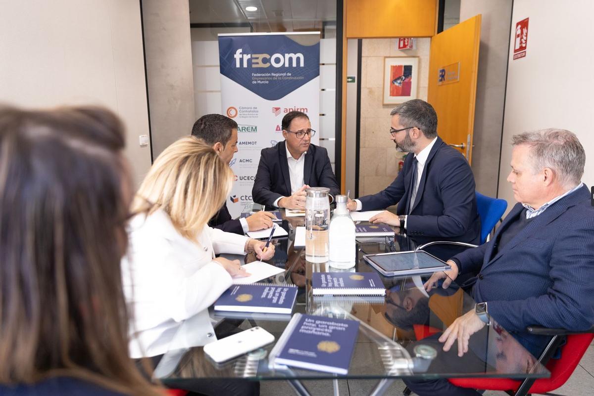 Reunión de Francisco Lucas con los representantes de Frecom y Apirm.