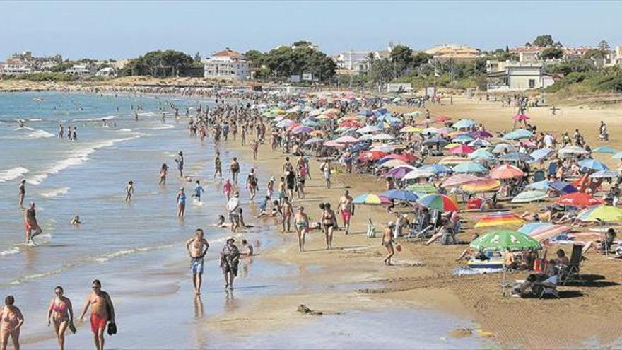 Imagen de la playa del Carregador de Alcossebre, llena de bañistas.