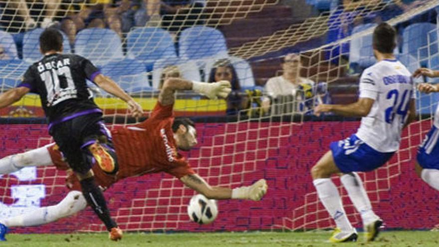 Óscar marca para el Zaragoza.