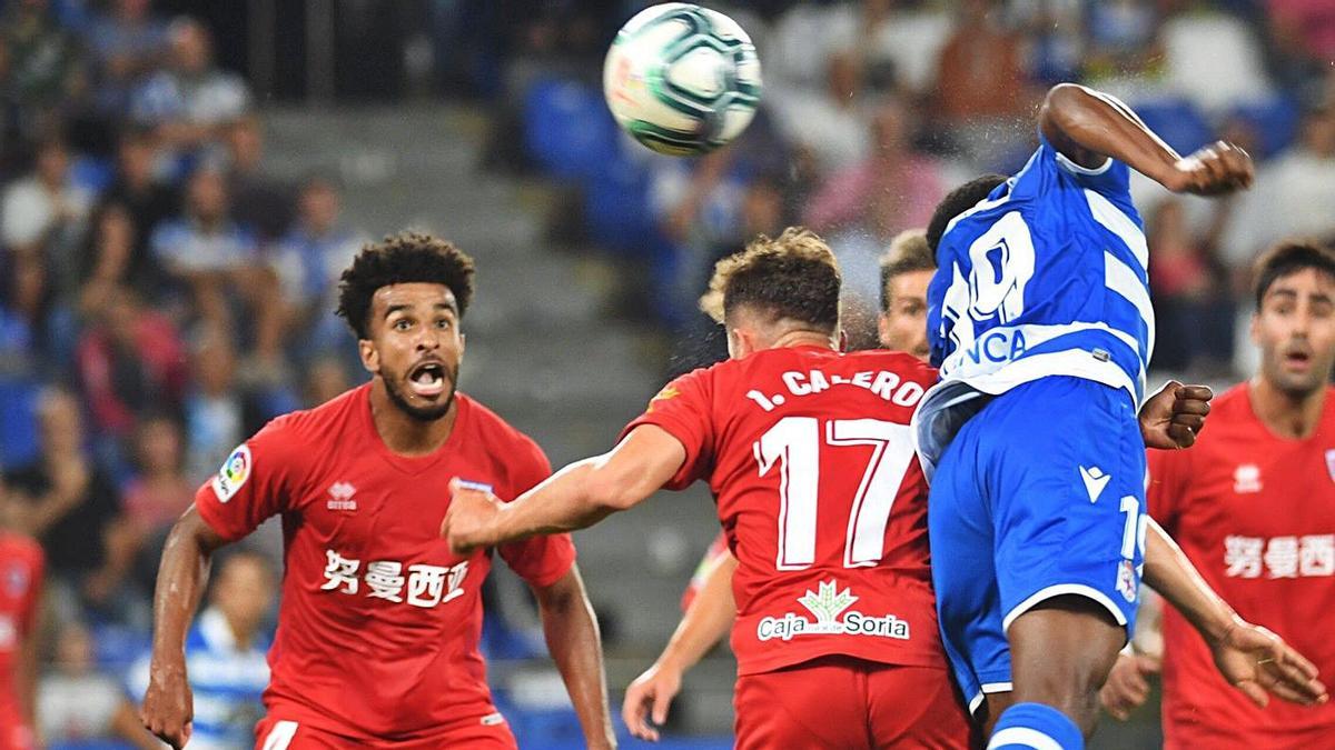 Derik Osede, a la izquierda, con el Numancia la pasada temporada en Riazor. |  // CARLOS PARDELLAS