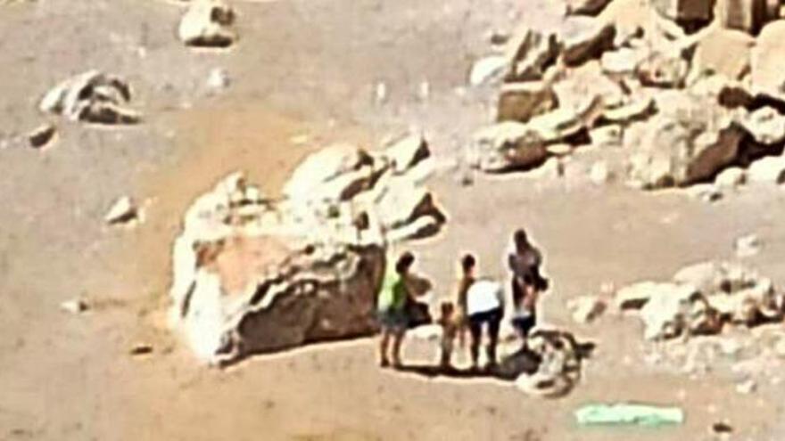 Sorprenden a una familia de madrileños en una playa clausurada de Xàbia