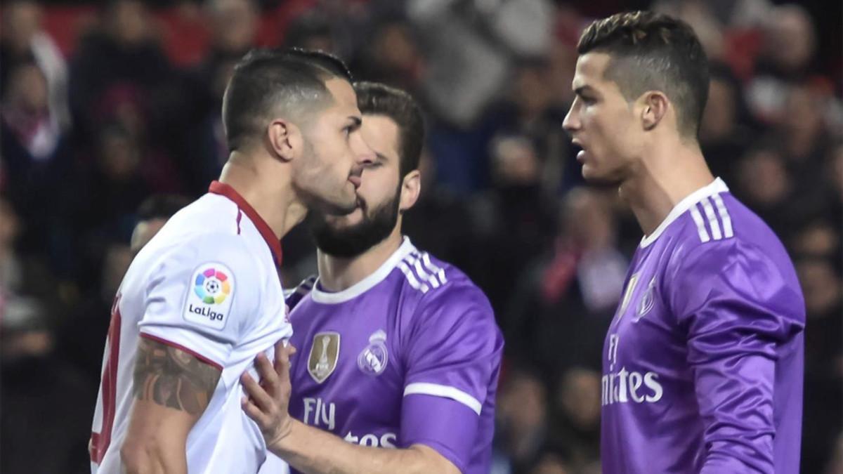 Cristiano Ronaldo y Vitolo se encaran durante el Sevilla-Real Madrid de la Liga 2016/17 disputado en el Sánchez Pizjuán