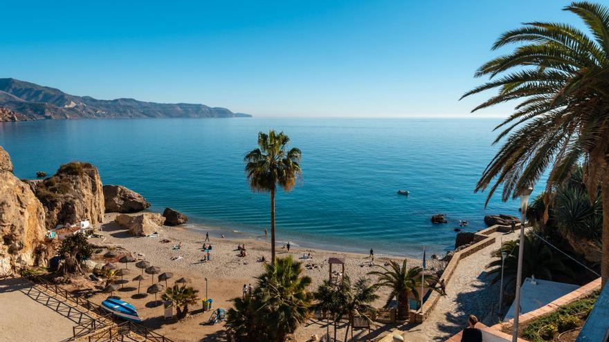 La playa secreta de Málaga que recomiendan en Europa y está a dos horas de Córdoba: “Es un paisaje Mediterráneo de postal”