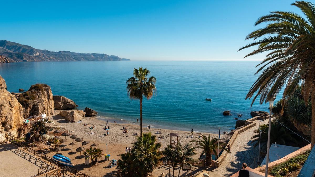 La playa más curiosa de Andalucía está en Málaga.