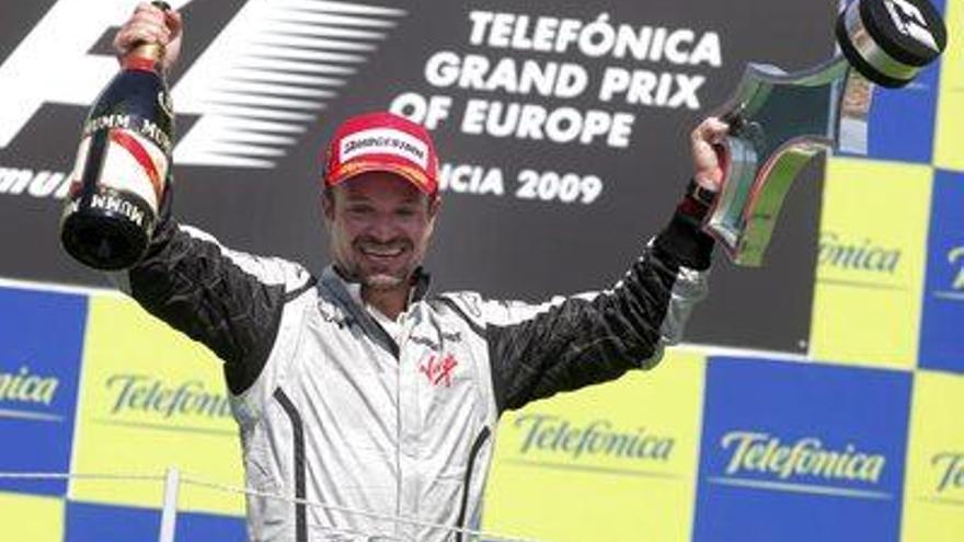 El piloto brasileño de Fórmula Uno, Rubens Barrichello, posa en el podio con el trofeo de vencedor del Gran Premio de Europa que se celebró en el circuito urbano de Valencia, España.