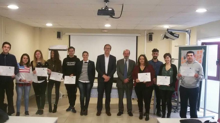 Luarca entrega diplomas a una veintena de jóvenes