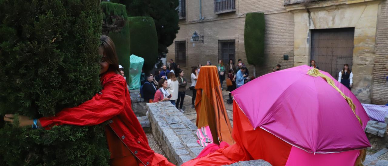 Performance de Rosa Tharrats en la plaza Séneca de Córdoba