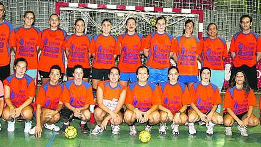 Las chicas saltan a la cancha