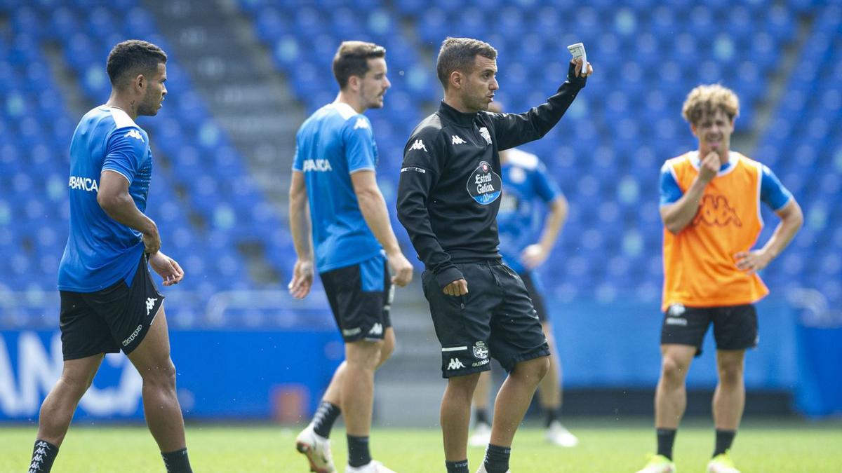 Borja Jiménez, en el centro, da instrucciones a sus jugadores durante un entrenamiento del Deportivo. |  // RCD