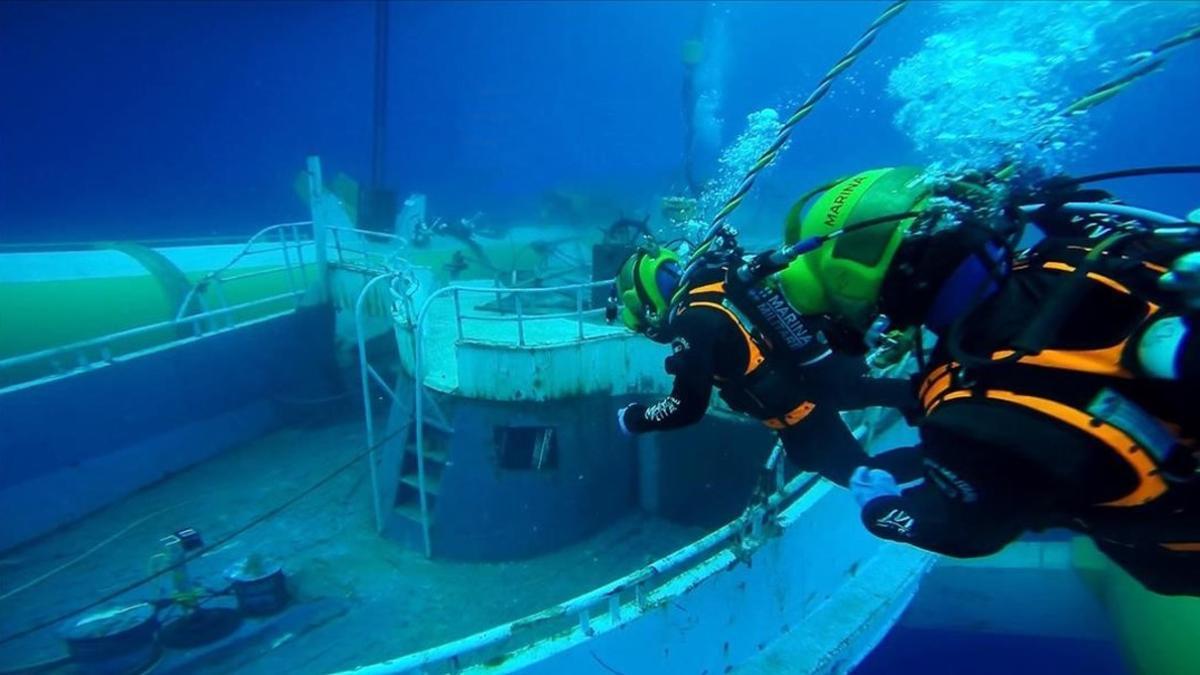 Un buzo participando en las labores de extracción del barco del fondo marino.