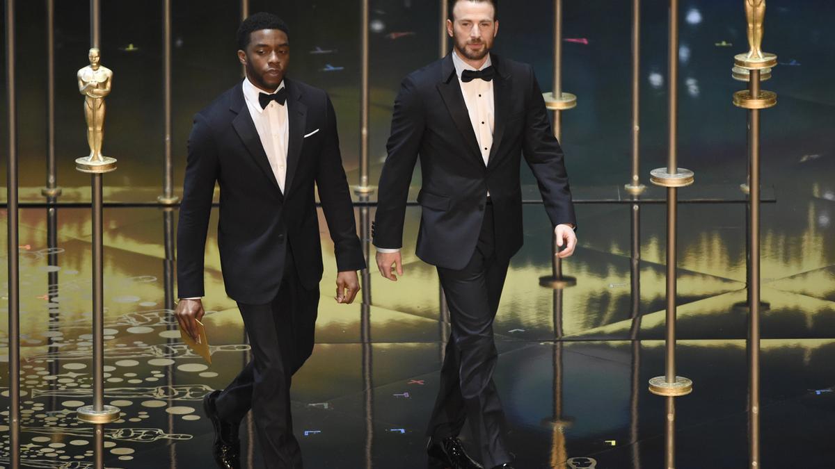 Chadwick Boseman y Chris Evans en los Premios Oscar 2016