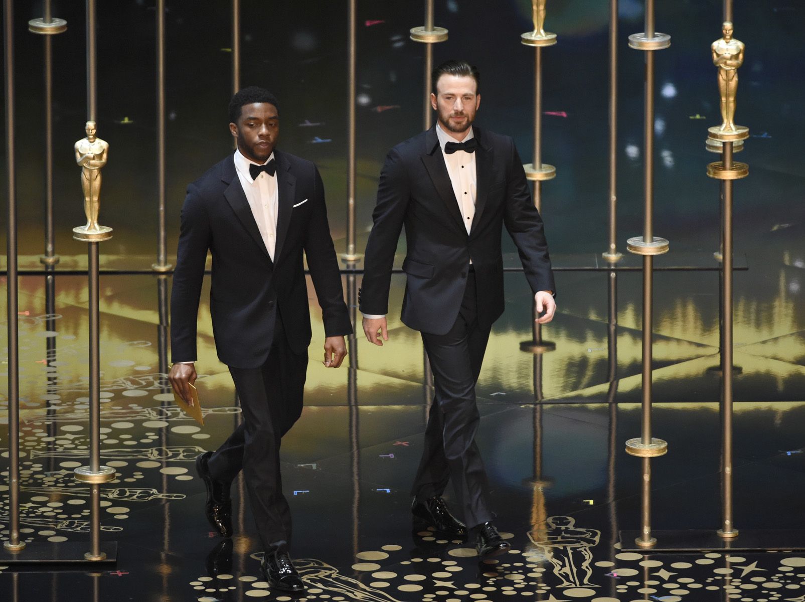 Chadwick Boseman y Chris Evans en los Premios Oscar 2016