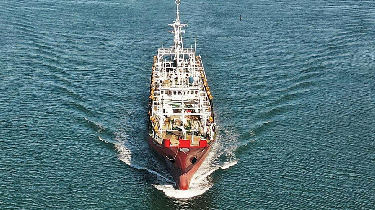 El buque potero Vieirasa 18 en aguas argentinas.