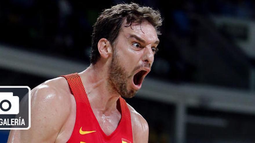 Pau Gasol muestra su fiereza tras anotar canasta.