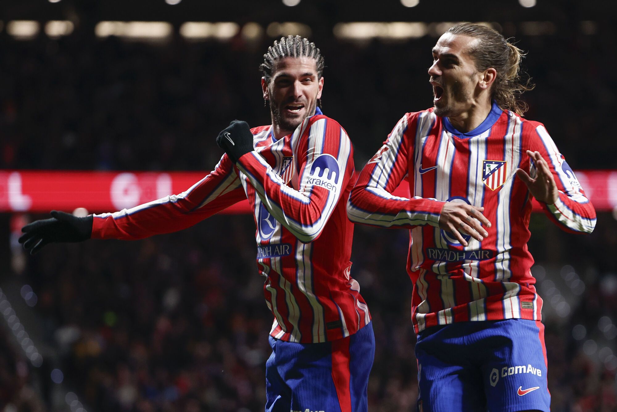 MADRID, 08/12/2024.- El centrocampista argentino del Atlético de Madrid Rodrigo De Paul (i) celebra con Antoine Griezmann tras marcar un gol este domingo, durante el partido de la jornada 16 de LaLiga EA Sports, entre el Atlético de Madrid y el Sevilla, en el estadio Metropolitano, en Madrid. EFE/ Sergio Pérez