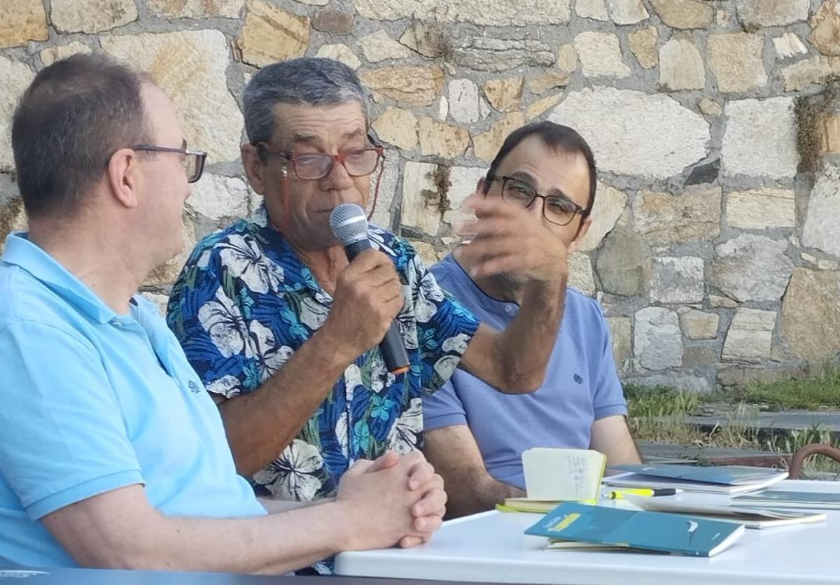 Xosé Manuel Varela, esquerda, Suso Lista, no centro, e Óscar Rey na presentación.